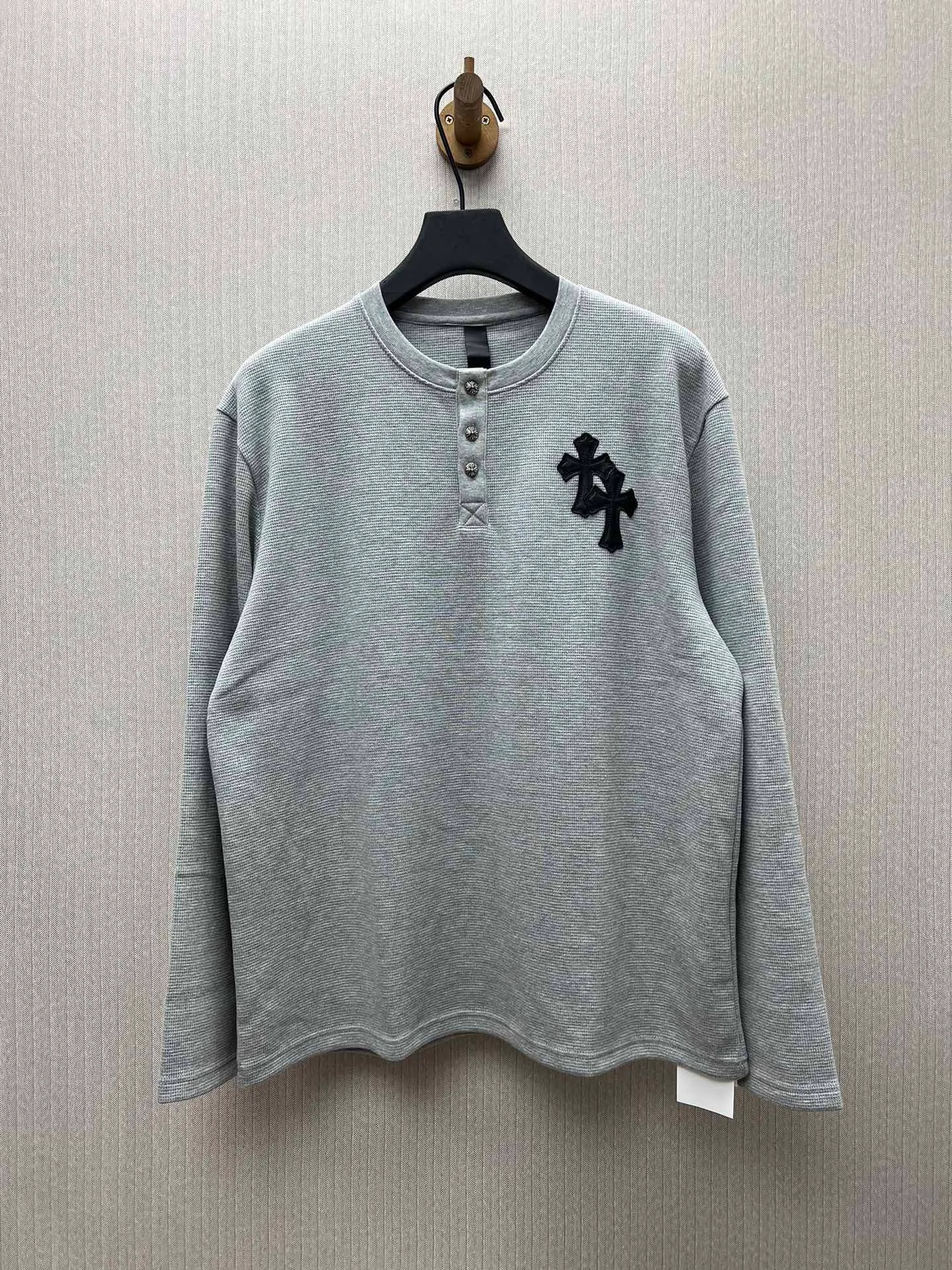 🅿️440 Crow Heart 25SS leather henley collar waffle sweatshirt. The fabric is made of 350g cotton waffle double-layer material before washing. Size: S.M.L
